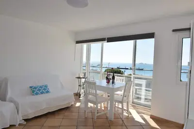 Image de Location de vacances à Roses, Costa Brava : Maison en bord de mer avec vue sur le port, capacité pour 4 personnes.