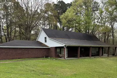 Image de Hunting lodge adjacent to Home on Historic Register on 2 private acres with pond