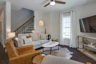 Image de Peak City Perfection- Apex Downtown Walkable, Park Views, Big Yard, Large Groups