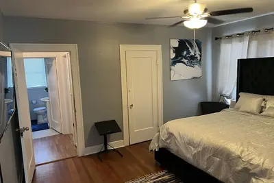 Image de Cozy Downtown 2 Bdrm Home Near Turkey Leg Hut! ! !
