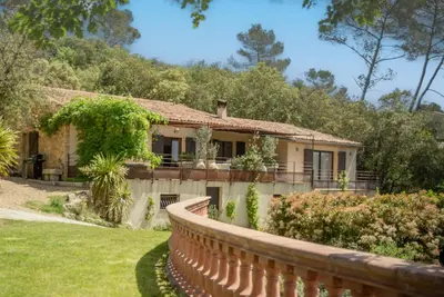 Image de Villa de luxe avec piscine et jardin clos
