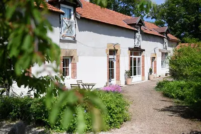 Ferme rénovée avec charme, 4 chambres, grand jardin privé, cheminée, proche nature à Gouise!