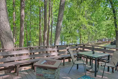 Image de Quaint Tignall Cabin w/ Deck & Private Dock!
