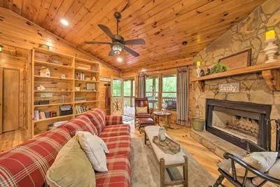 Image de Peaceful Blue Ridge Cabin w/ Decks & Fire Pit