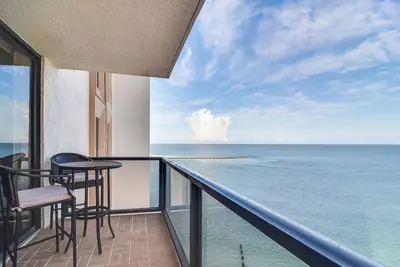 Image de Pool & Stunning Views! Oceanfront Clearwater Condo