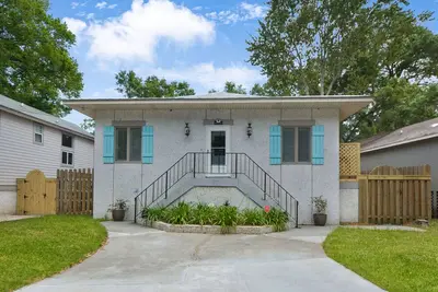 Image de Pet Friendly | Walk to Famous Diners Drive-ins & Dives | Includes Ev Charger