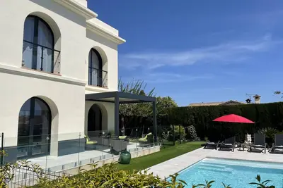 Image de Maison de famille rénovée avec piscine sécurisée