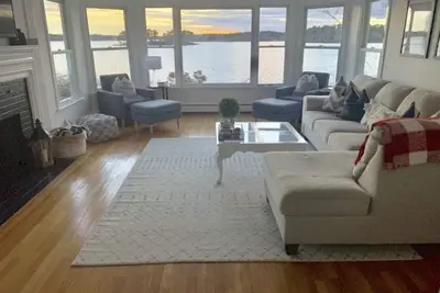 Image de Swan Lake Retreat House with Hot Tub and Peloton