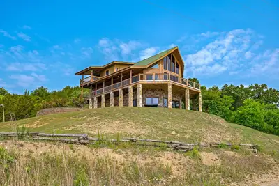 Image de Lakefront Cabin with Stunning Mountain Views, Sleeps 6, on Douglas Lake