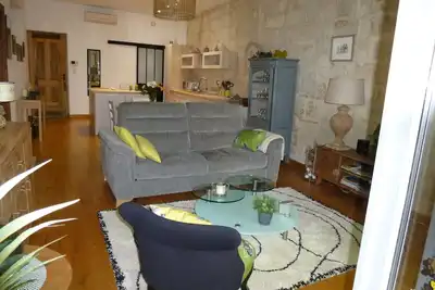 Appartement situé au cœur de la cité historique, 50m de la Place aux Herbes