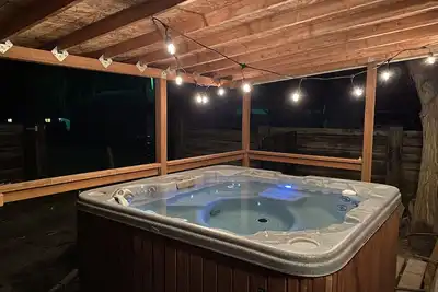 Image de Cheerful Cabin With Hot Tub & Level 2 Ev Charger