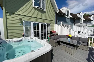 Image de Luxury lakeside lodge with Hot Tub, Kayak and Bbq