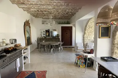 Image de Mas de ville dans enceinte château, très calme, 25mn de la mer.