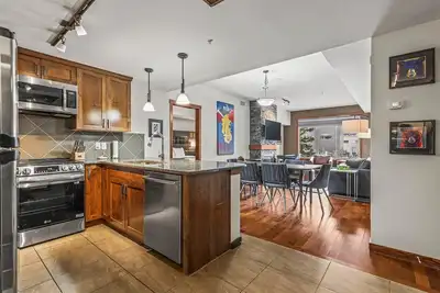 Image de Blissful Mountain Condo - Cedar Sauna, Pool and Hot Tub, Views and Gym