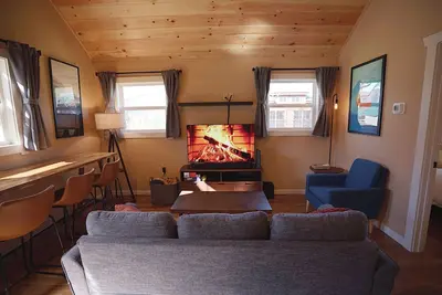 Image de Peaceful, fully-stocked creekside cabin nestled in the Blue Ridge Mountains