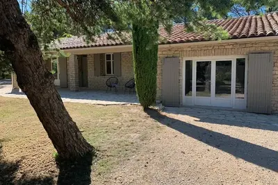Image de Belle maison moderne avec piscine Ă Murs