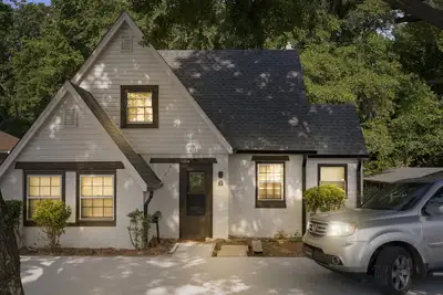 Image de 1945 Remodeled Cottage House 7 mins to Airport & Uptown