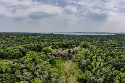 Image de Secluded Lake View Log Cabin on 40 Acres