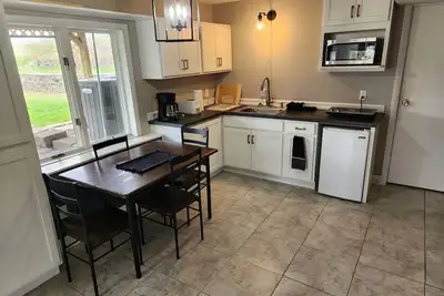 Image de Quiet basement house with own entrance and slight views of Wsu.