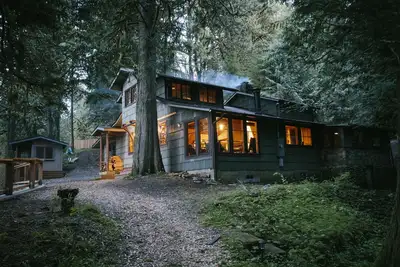 Image de Three waterfalls, a river and Lodge.
