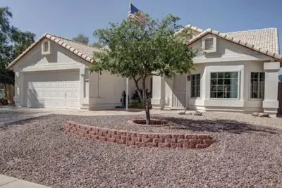 Image de Bright home with open floor plan and vaulted ceilings