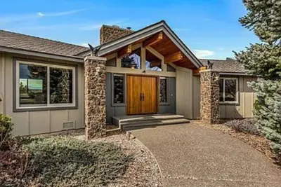 Image de Ranch property close to Bend and Downtown Tumalo with mountain views.