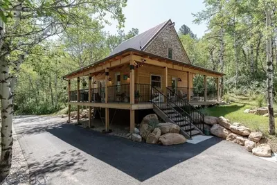 Image de Lazy Bear Cabin- 2 bdrm 2 bath. 10min to downtown and convenient to everything.