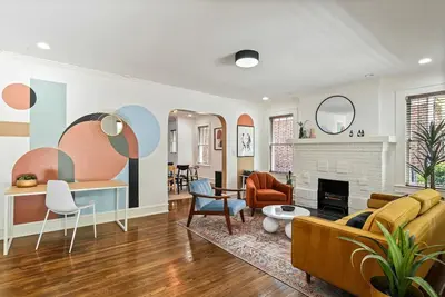 Image de Airbnb. com/p/DesignedByDom - Over 425 Reviews