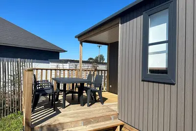 Image de Mobil-home de Grand Confort à 200m de la plage avec piscine chauffée, 2 chambres, parking, wifi inclus