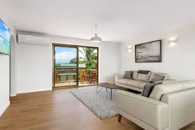 Image de Recently renovated two storey getaway just up the hill from One Mile Beach
