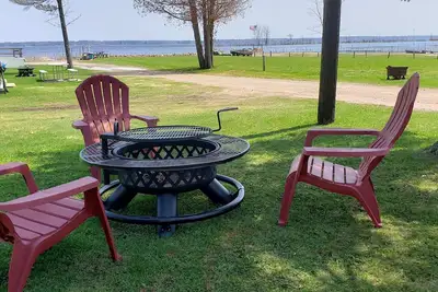 Image de 2bed 1bath Lake Mi Fishing Cabin WiFi Ac Deck Firepit Kayak Paddle Boat Dock #8