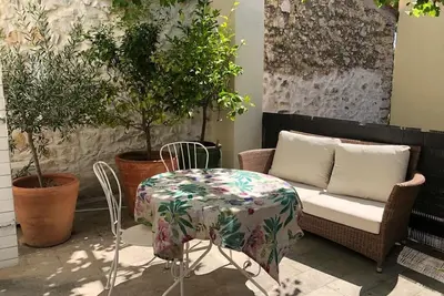 Image de Charming house in the heart of the village with leafy courtyard garden & terrace
