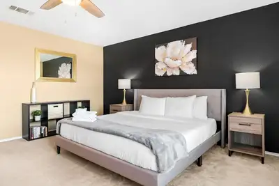 Image de 4 Bedroom Austin Retreat: King Bed, Game Room, Private Yard