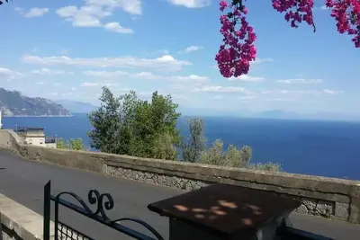 Image de Charming apartment with a large courtyard and sea view