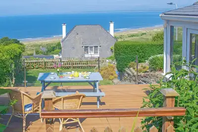 Image de With widesweeping sea views, this bungalow is also in a great location for walkers.