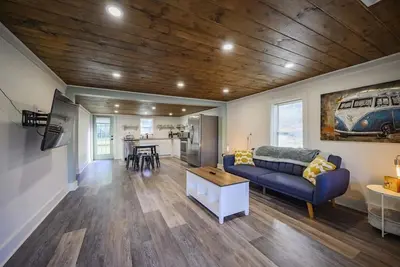 Image de 3 bed 2 bath Renovated Home Near the Lake