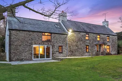 Image de This eighteenth-century farmhouse boasts a wealth of original features, character, and charm.