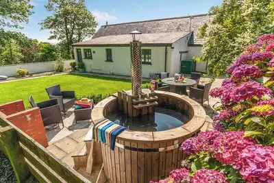 Image de Luxurious Pembrokeshire farm cottage with a hot tub, sauna and fast Wi-Fi for streaming.