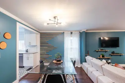 Image de Freshly Renovated Hidden Gem! Close to Everything! w\/ deck and large yard