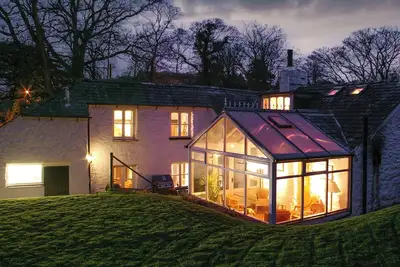 Image de A Grade Ii listed period cottage, sympathetically converted from a traditional village smithy.