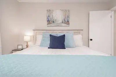 Image de Tastefully designed 4-Bedroom Townhome! Open Concept