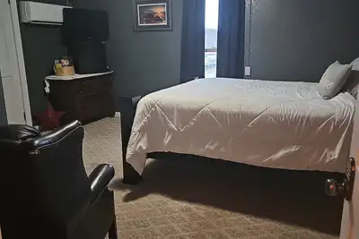 Image de The Woods and Willow Room. 1 queen bed. . cot can be added and private bathroom