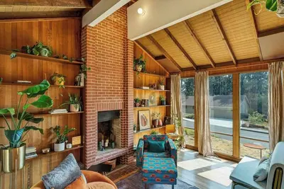 Image de Capitol Cabin! Designer Home w/ Soaring Windows