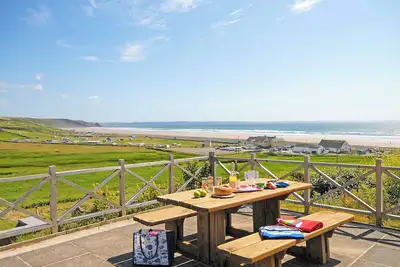 Image de Newgale beach house overlooking 2 miles of golden sands and coastal paths within walking distance.