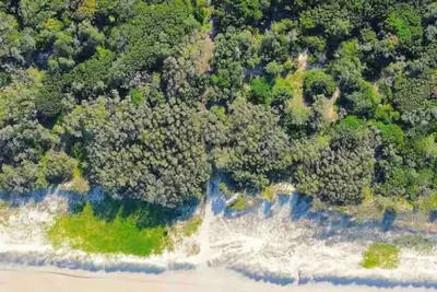 Castaways Beach house Noosa. Beachfront, pool, tennis