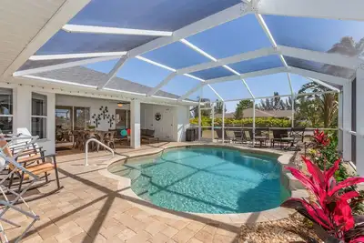 Image de Paradise Cove- Spacious Canal Home with htd saltwater Pool! Sleeps 13!