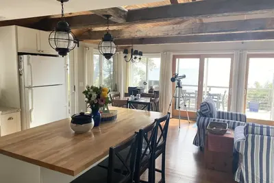 Image de Take in the breathtaking views at our popular oceanside cottage with large deck.