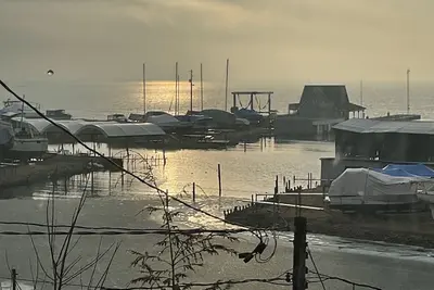 Image de Lake house with spectacular sun rises. Separate bunkie on the property