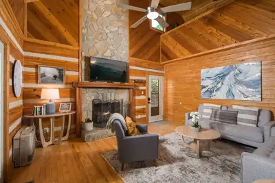 Image de Private, Peaceful Log Cabin w/ wrap around porch and fireplace. Central location