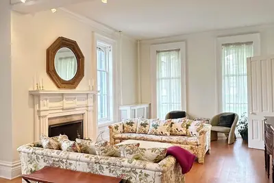 Image de Breathtaking Historic Home minutes from Notre Dame